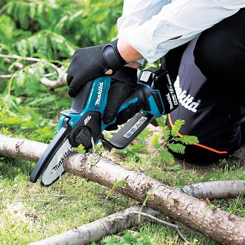mini-motosierra-makita-en-accion
